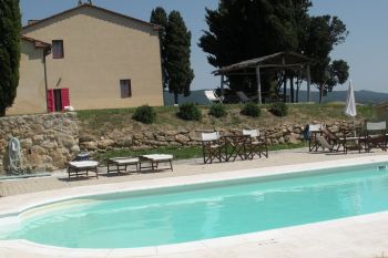 Pool mit Sonnenliegen und Sonnenschirmen